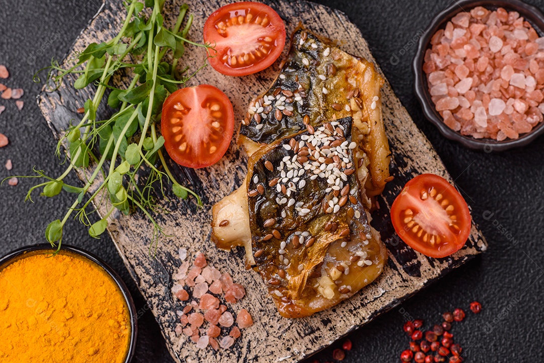 A imagem mostra um prato de comida que parece ser filé de cavala grelhado com vegetais e especiarias.