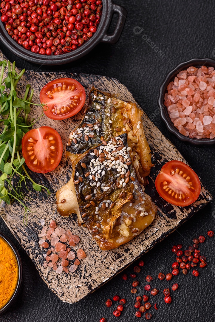 A imagem mostra um prato de comida que parece ser filé de cavala grelhado com vegetais e especiarias.