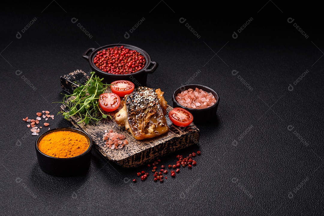 A imagem mostra um prato de comida que parece ser filé de cavala grelhado com vegetais e especiarias.