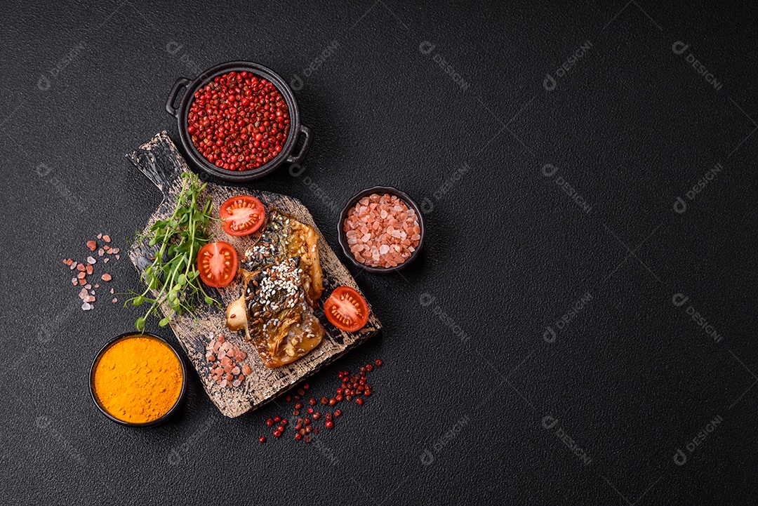 A imagem mostra um prato de comida que parece ser filé de cavala grelhado com vegetais e especiarias.