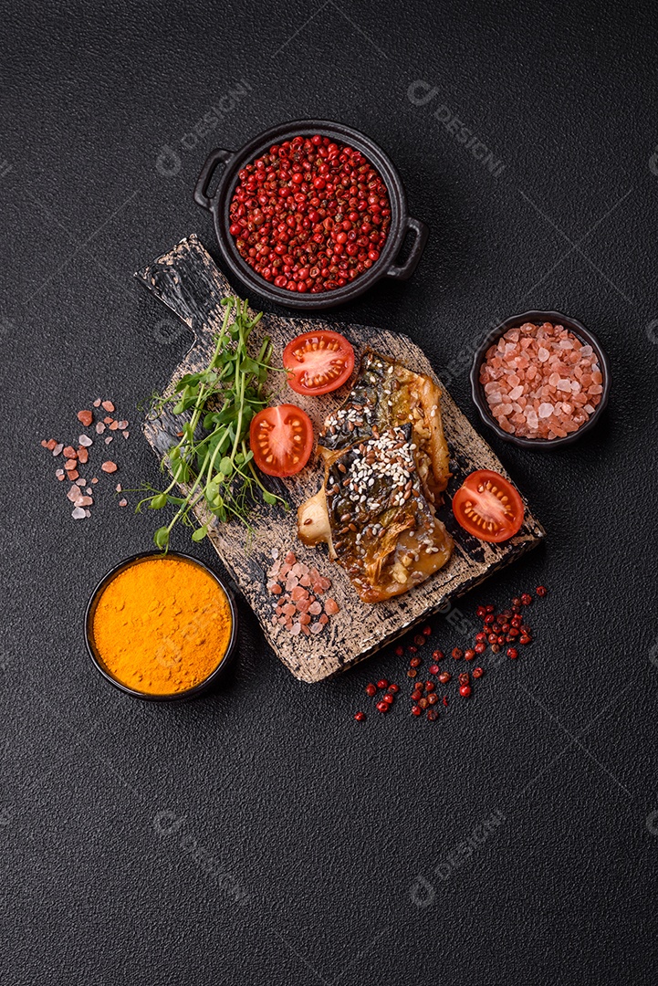 A imagem mostra um prato de comida que parece ser filé de cavala grelhado com vegetais e especiarias.