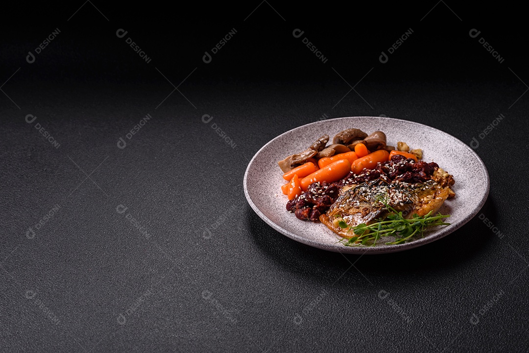 A imagem mostra um prato de comida que parece ser filé de cavala grelhado com vegetais e especiarias.