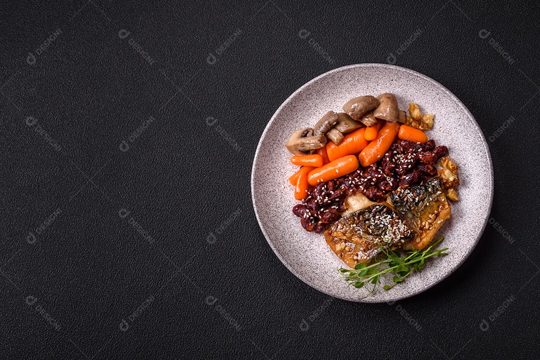 A imagem mostra um prato de comida que parece ser filé de cavala grelhado com vegetais e especiarias.