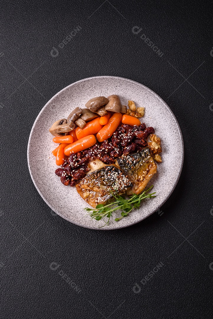 A imagem mostra um prato de comida que parece ser filé de cavala grelhado com vegetais e especiarias.