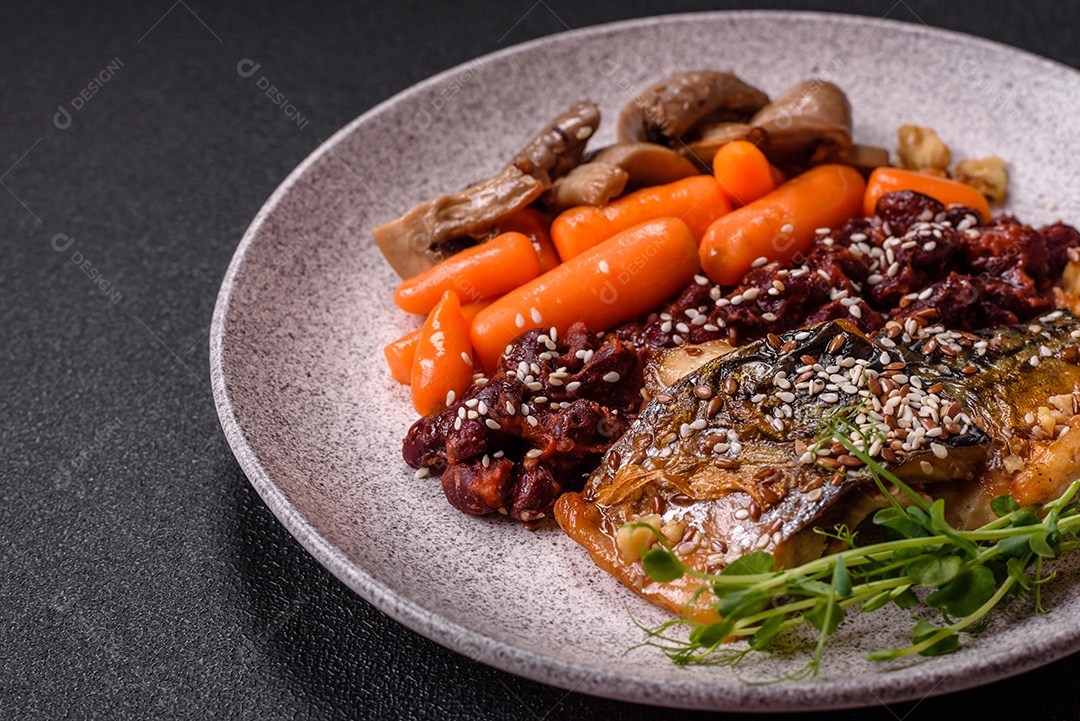 A imagem mostra um prato de comida que parece ser filé de cavala grelhado com vegetais e especiarias.