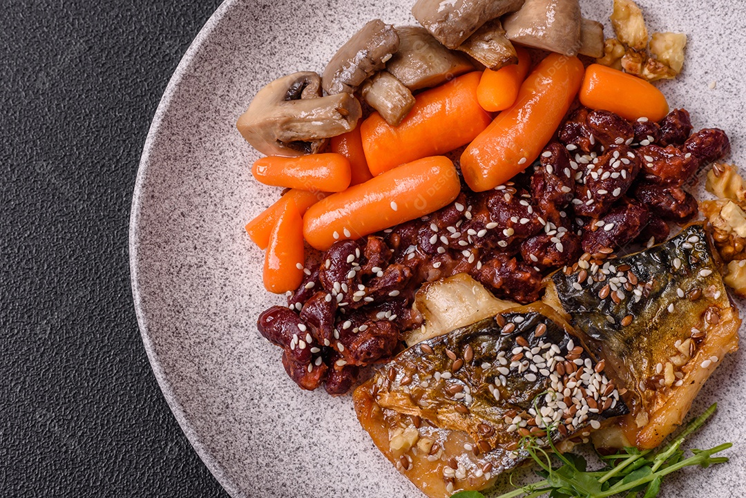 A imagem mostra um prato de comida que parece ser filé de cavala grelhado com vegetais e especiarias.