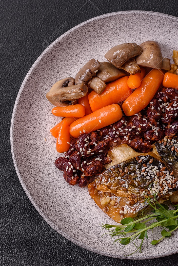 A imagem mostra um prato de comida que parece ser filé de cavala grelhado com vegetais e especiarias.