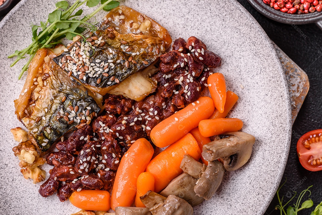 A imagem mostra um prato de comida que parece ser filé de cavala grelhado com vegetais e especiarias.