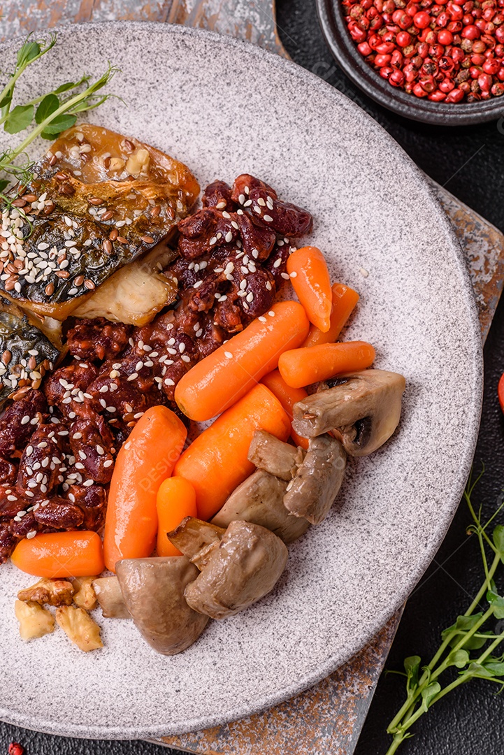 A imagem mostra um prato de comida que parece ser filé de cavala grelhado com vegetais e especiarias.