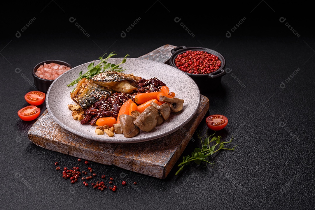 A imagem mostra um prato de comida que parece ser filé de cavala grelhado com vegetais e especiarias.