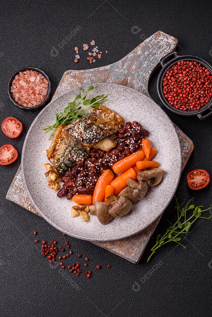 A imagem mostra um prato de comida que parece ser filé de cavala grelhado com vegetais e especiarias.