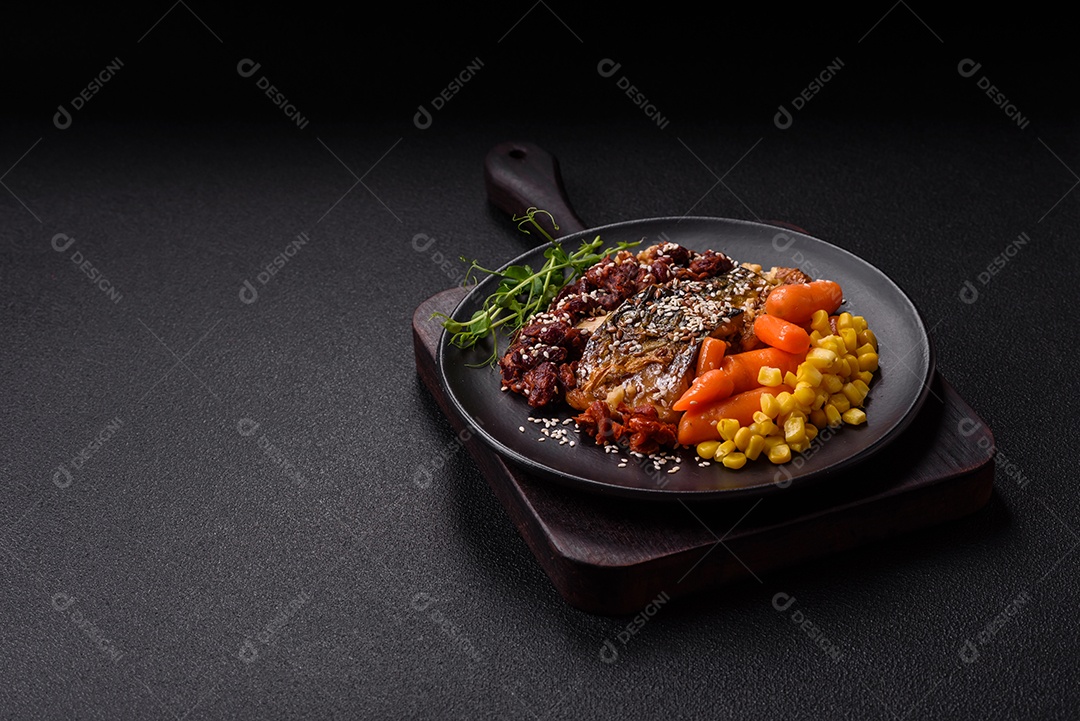 A imagem mostra um prato de comida que parece ser filé de cavala grelhado com vegetais e especiarias.