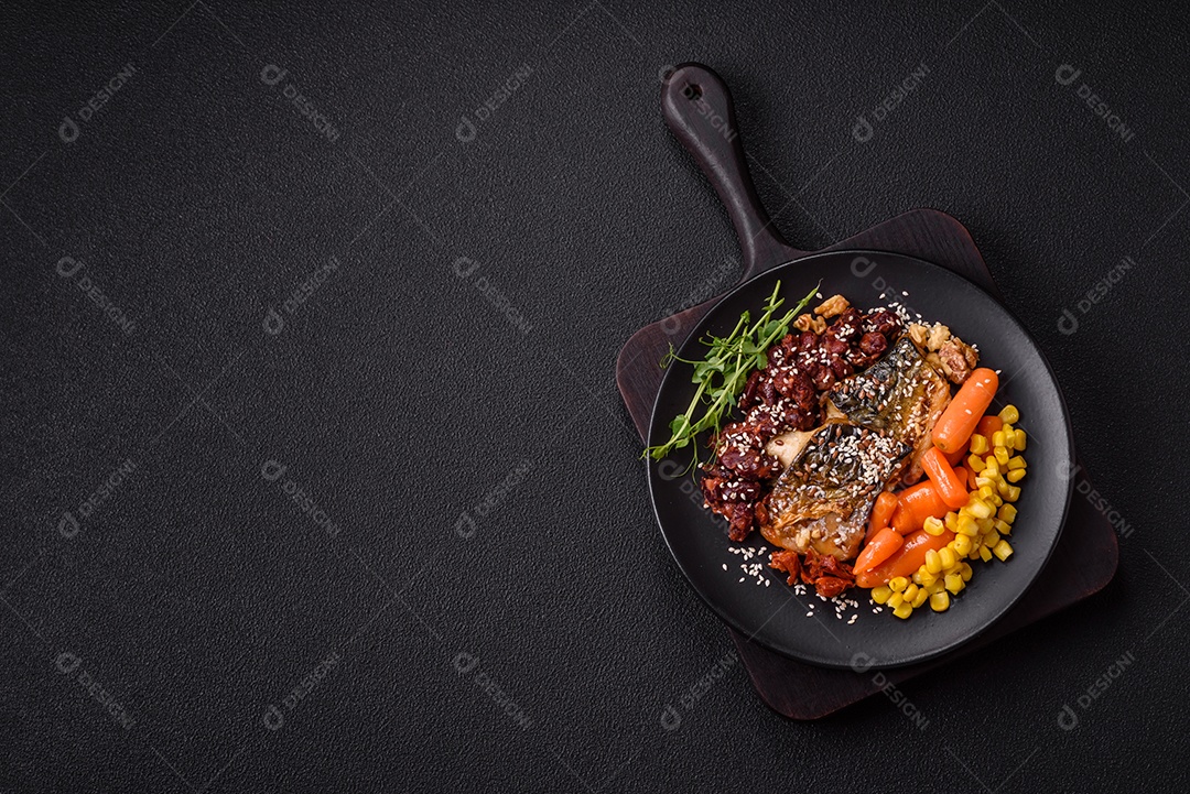 A imagem mostra um prato de comida que parece ser filé de cavala grelhado com vegetais e especiarias.