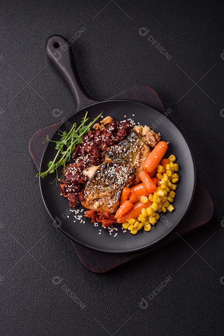 A imagem mostra um prato de comida que parece ser filé de cavala grelhado com vegetais e especiarias.