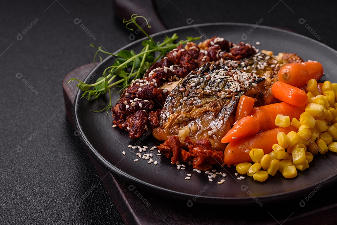 A imagem mostra um prato de comida que parece ser filé de cavala grelhado com vegetais e especiarias.