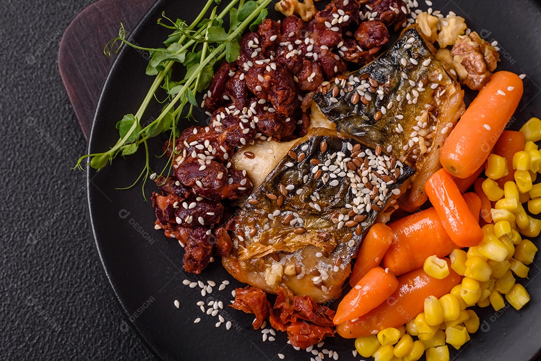 A imagem mostra um prato de comida que parece ser filé de cavala grelhado com vegetais e especiarias.