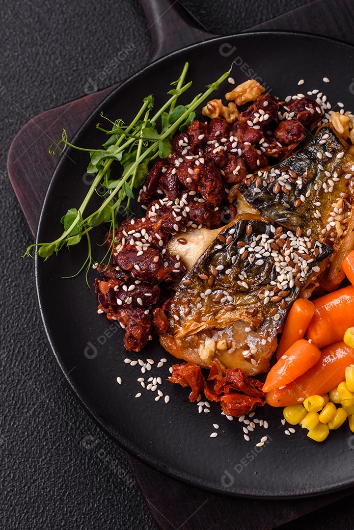 A imagem mostra um prato de comida que parece ser filé de cavala grelhado com vegetais e especiarias.