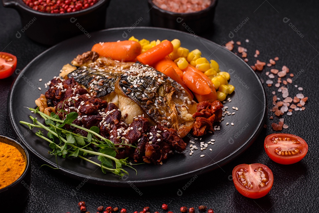 A imagem mostra um prato de comida que parece ser filé de cavala grelhado com vegetais e especiarias.