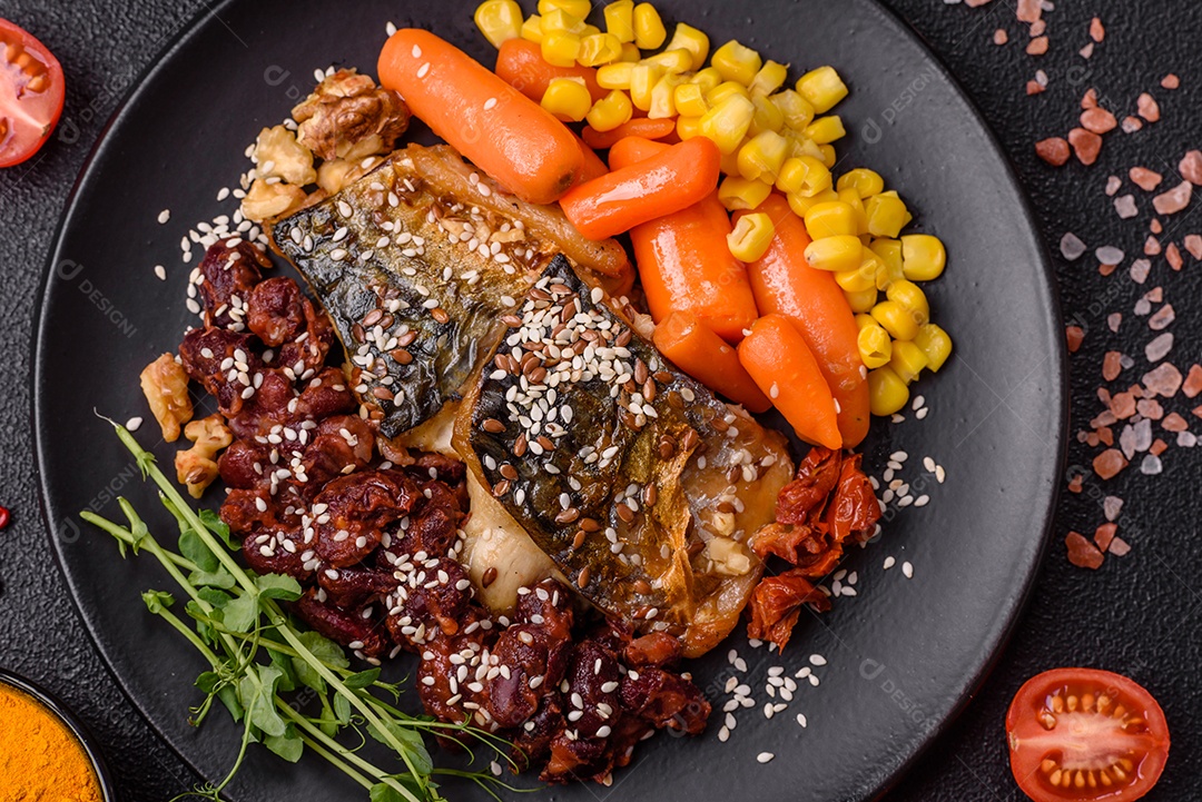 A imagem mostra um prato de comida que parece ser filé de cavala grelhado com vegetais e especiarias.