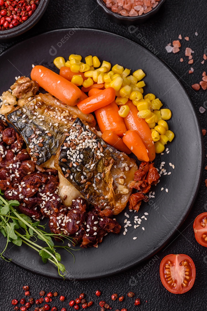 A imagem mostra um prato de comida que parece ser filé de cavala grelhado com vegetais e especiarias.