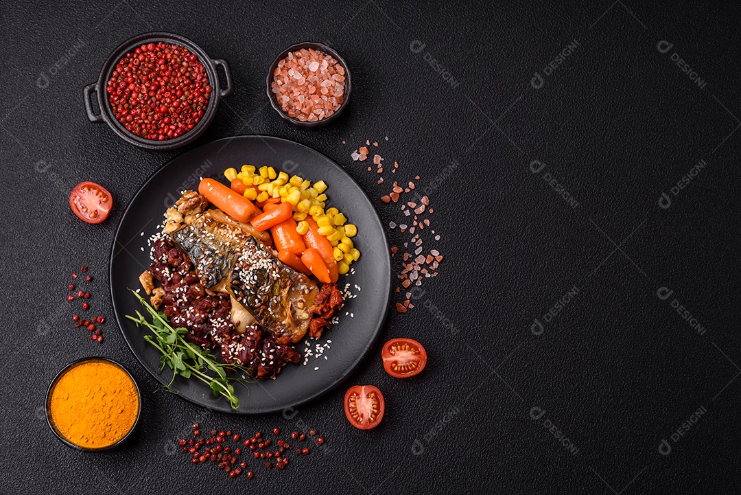 A imagem mostra um prato de comida saudável que parece ser uma salada de quinoa ou buddha bowl.