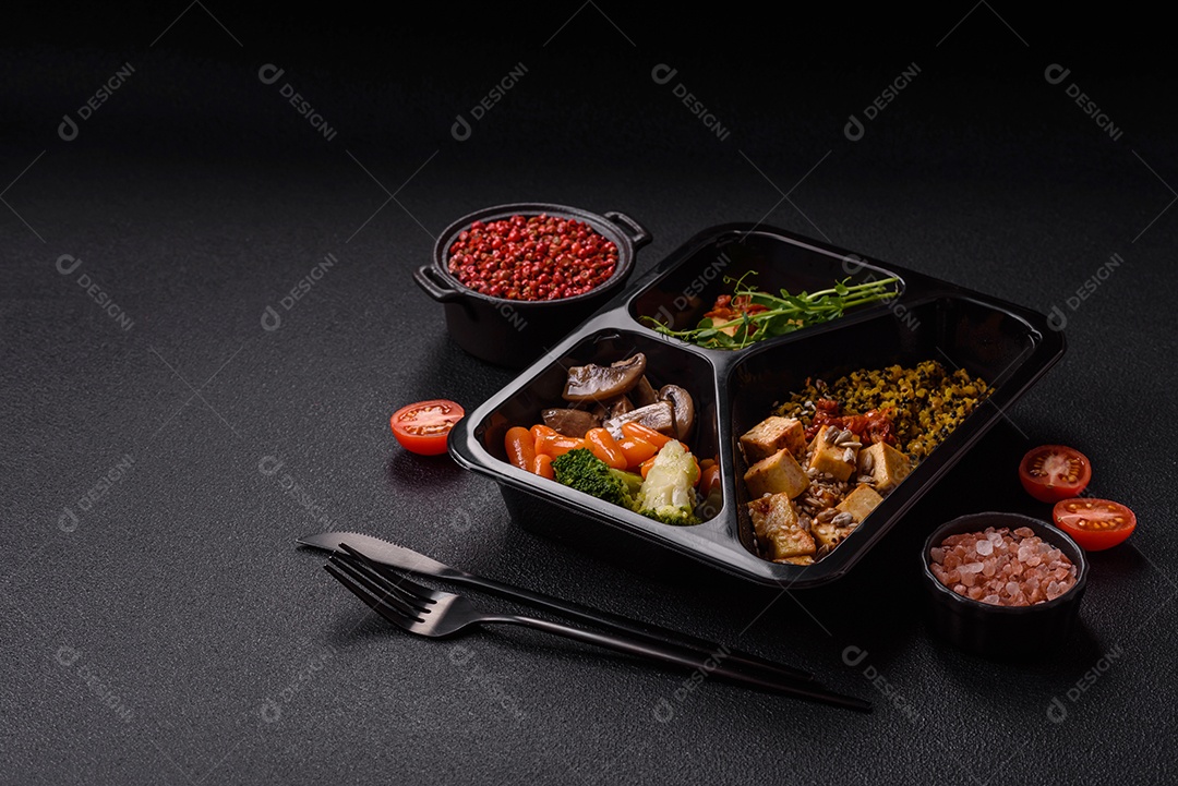 A imagem mostra um prato de comida saudável que parece ser uma salada de quinoa ou buddha bowl.