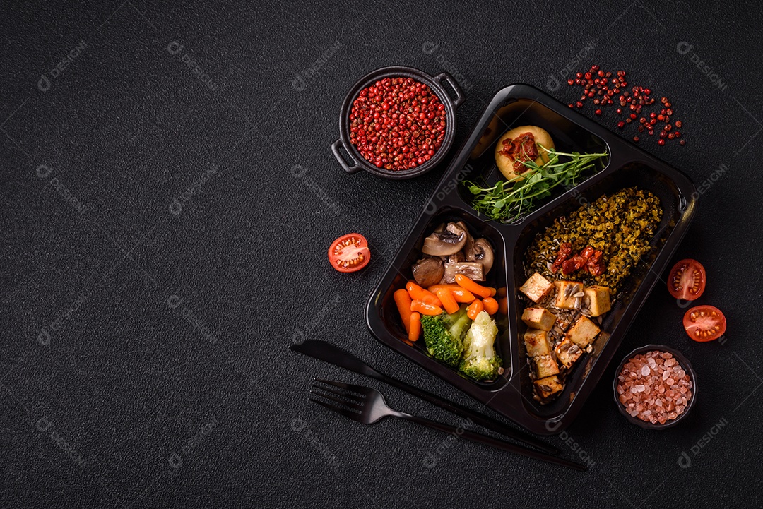 A imagem mostra um prato de comida saudável que parece ser uma salada de quinoa ou buddha bowl.