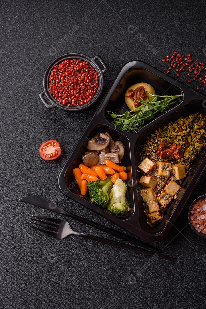 A imagem mostra um prato de comida saudável que parece ser uma salada de quinoa ou buddha bowl.