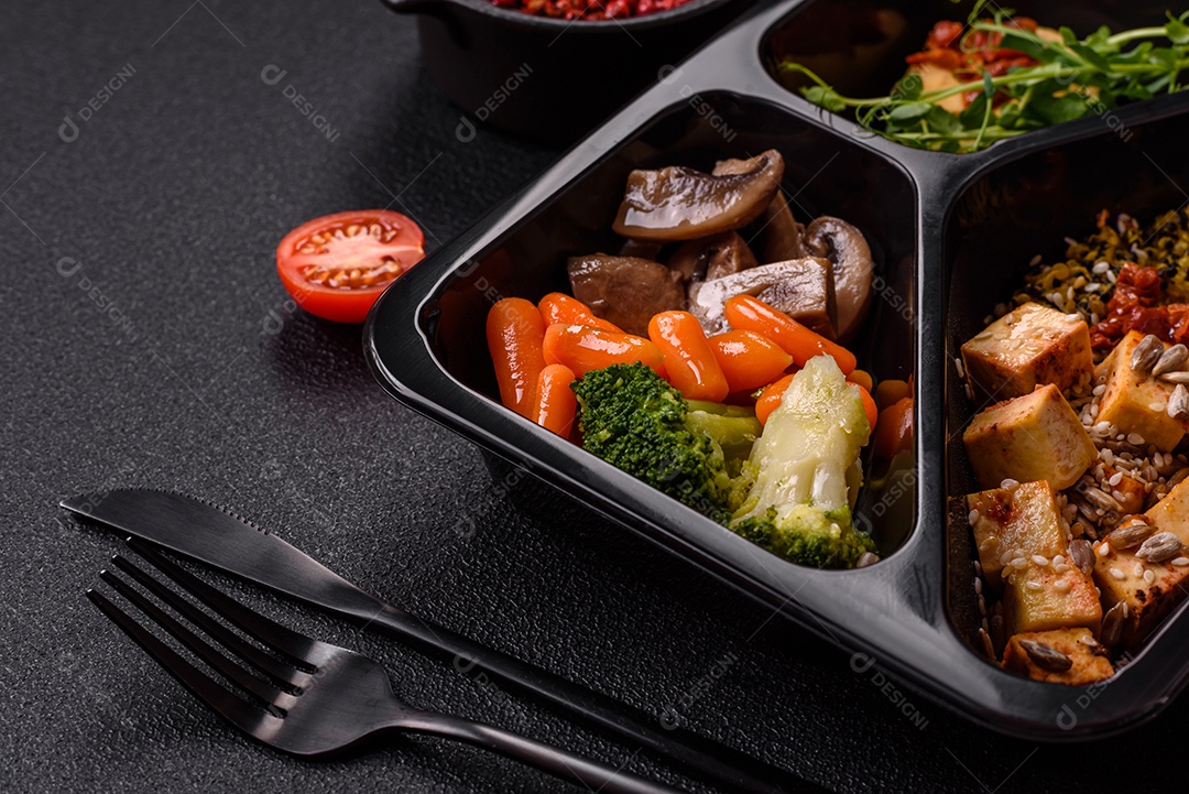 A imagem mostra um prato de comida saudável que parece ser uma salada de quinoa ou buddha bowl.