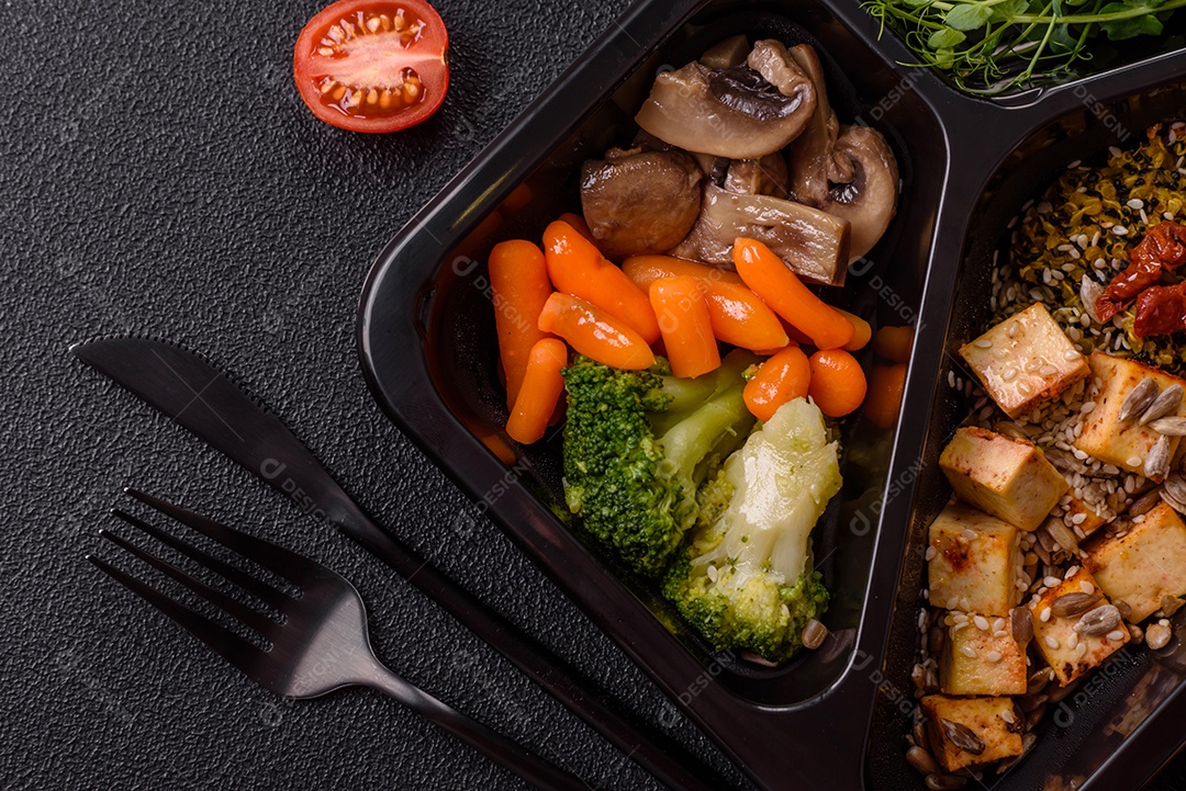 A imagem mostra um prato de comida saudável que parece ser uma salada de quinoa ou buddha bowl.