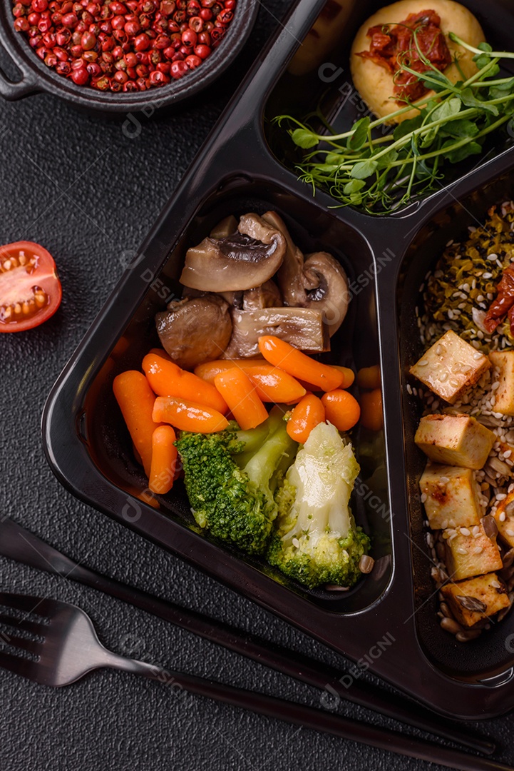 A imagem mostra um prato de comida saudável que parece ser uma salada de quinoa ou buddha bowl.