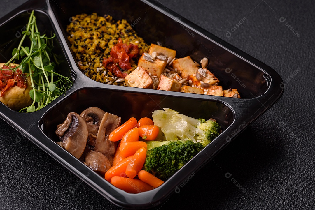 A imagem mostra um prato de comida saudável que parece ser uma salada de quinoa ou buddha bowl.