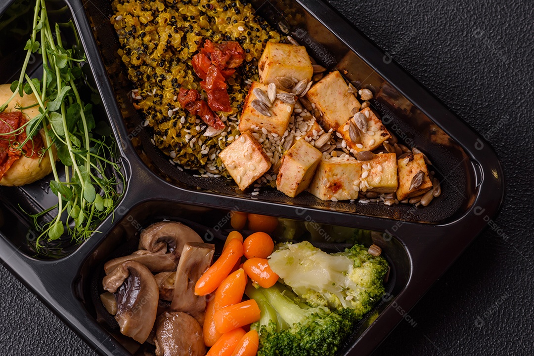 A imagem mostra um prato de comida saudável que parece ser uma salada de quinoa ou buddha bowl.