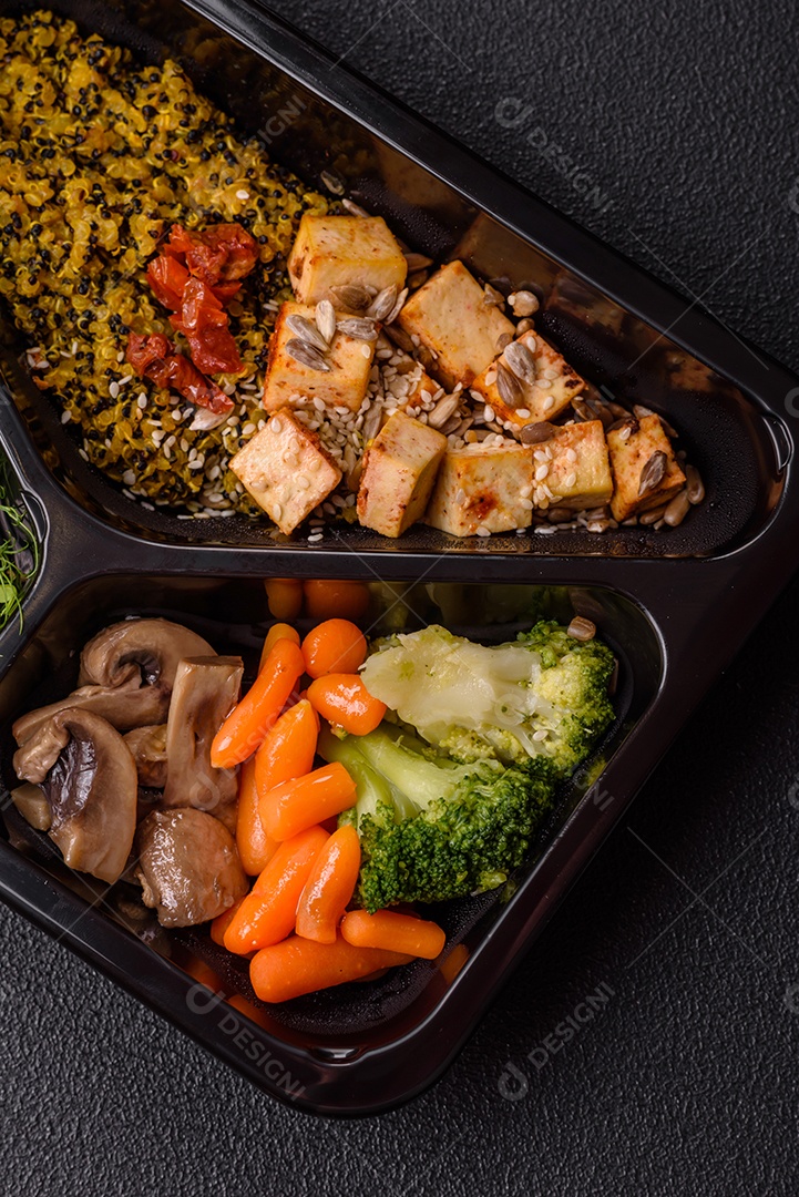 A imagem mostra um prato de comida saudável que parece ser uma salada de quinoa ou buddha bowl.