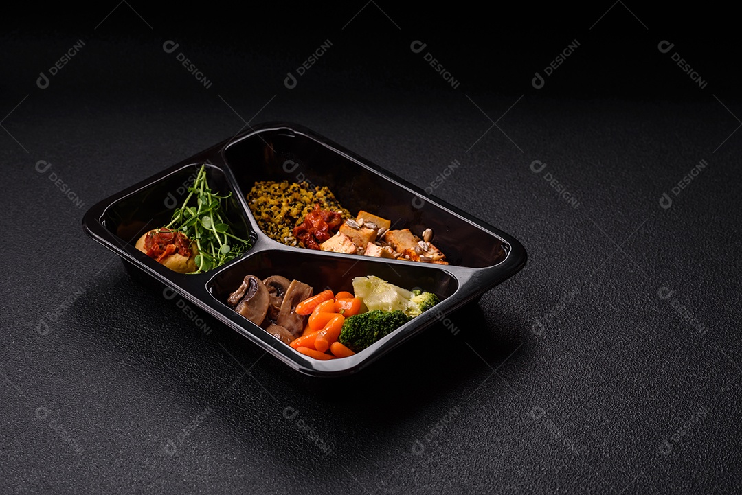 A imagem mostra um prato de comida saudável que parece ser uma salada de quinoa ou buddha bowl.