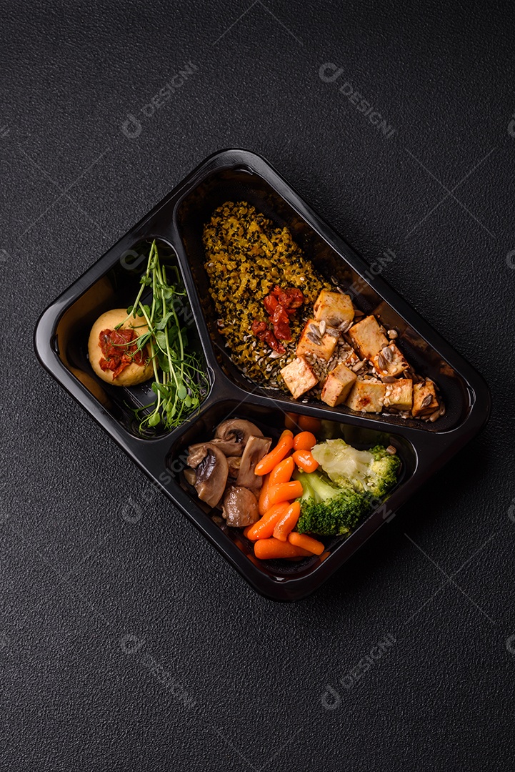 A imagem mostra um prato de comida saudável que parece ser uma salada de quinoa ou buddha bowl.