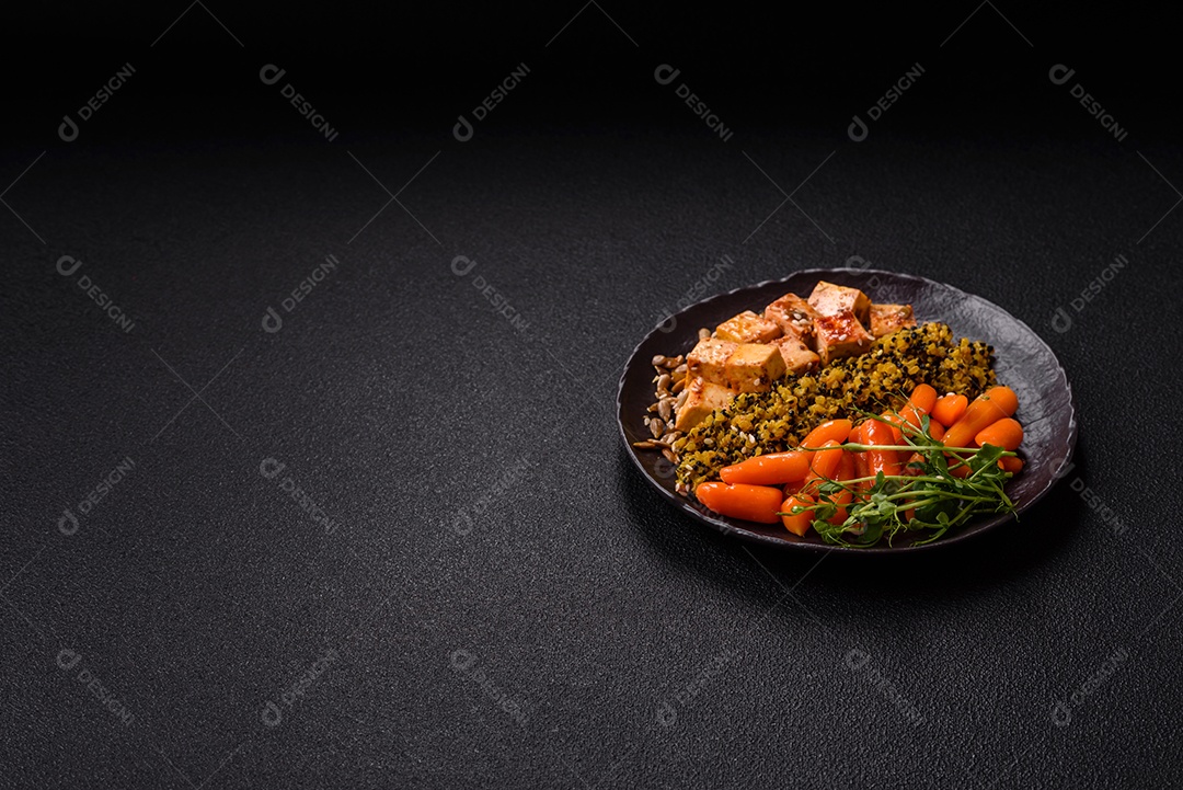 A imagem mostra um prato de comida saudável que parece ser uma salada de quinoa ou buddha bowl.