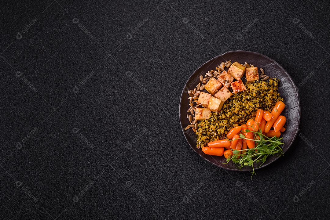 A imagem mostra um prato de comida saudável que parece ser uma salada de quinoa ou buddha bowl.