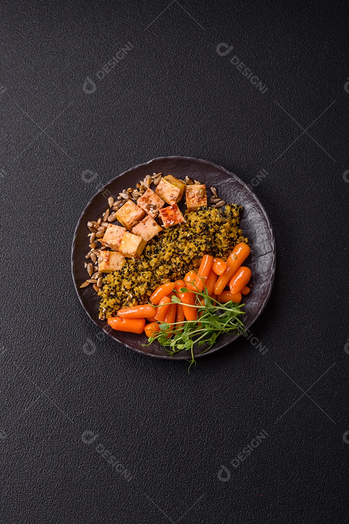 A imagem mostra um prato de comida saudável que parece ser uma salada de quinoa ou buddha bowl.