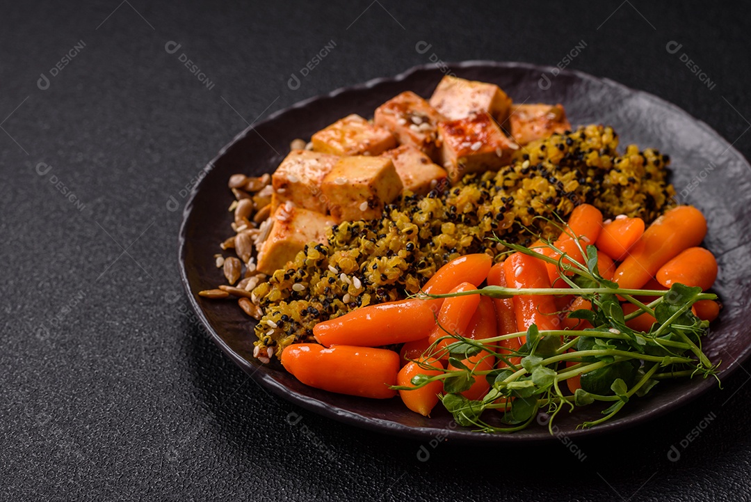 A imagem mostra um prato de comida saudável que parece ser uma salada de quinoa ou buddha bowl.