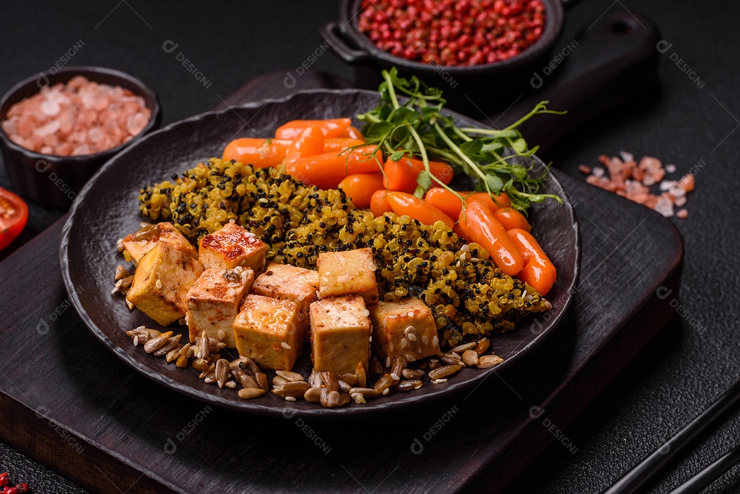 A imagem mostra um prato de comida saudável que parece ser uma salada de quinoa ou buddha bowl.