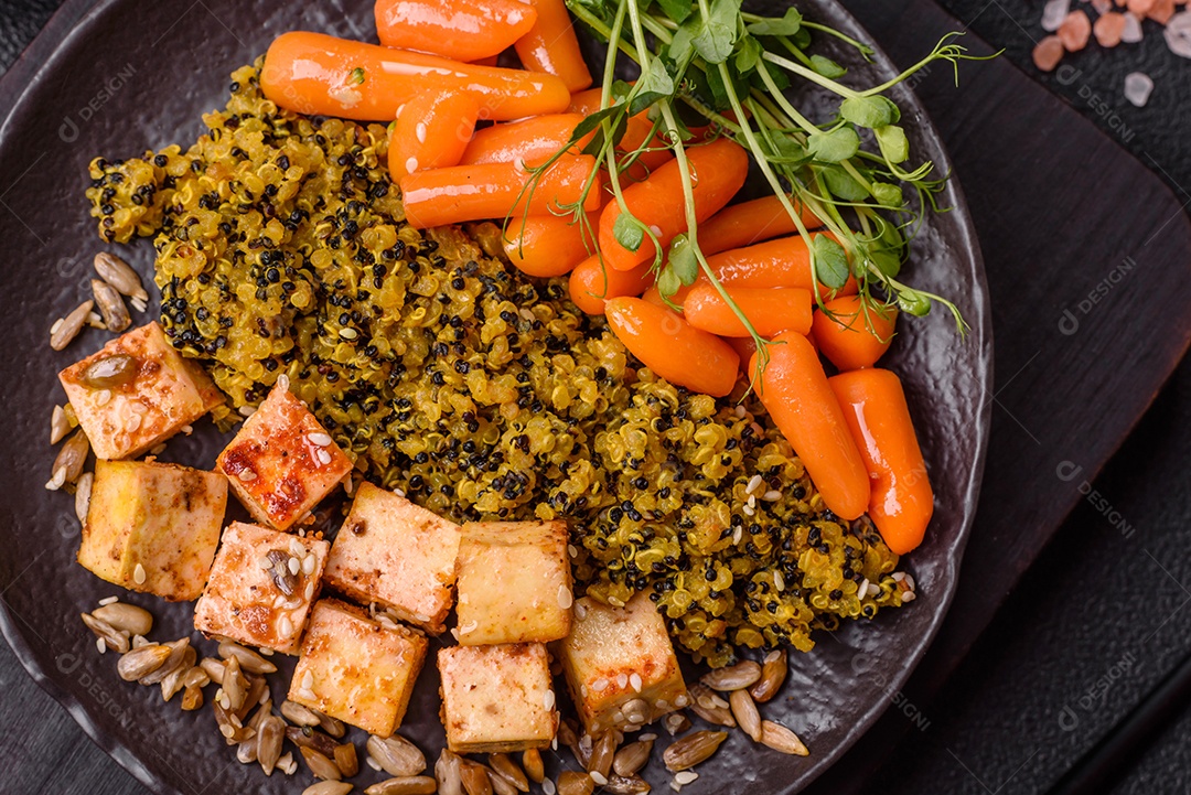 A imagem mostra um prato de comida saudável que parece ser uma salada de quinoa ou buddha bowl.