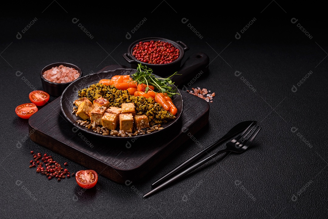 A imagem mostra um prato de comida saudável que parece ser uma salada de quinoa ou buddha bowl.