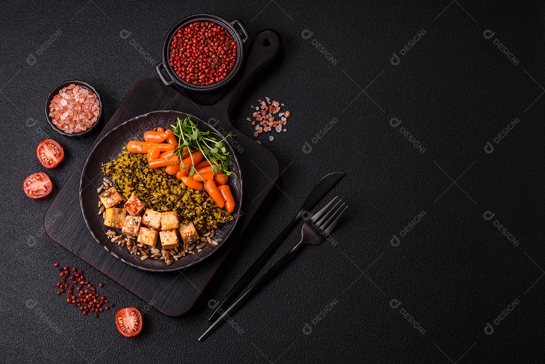 A imagem mostra um prato de comida saudável que parece ser uma salada de quinoa ou buddha bowl.