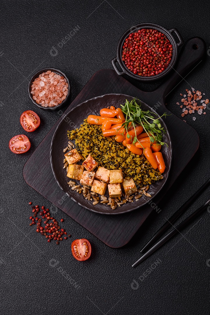 A imagem mostra um prato de comida saudável que parece ser uma salada de quinoa ou buddha bowl.