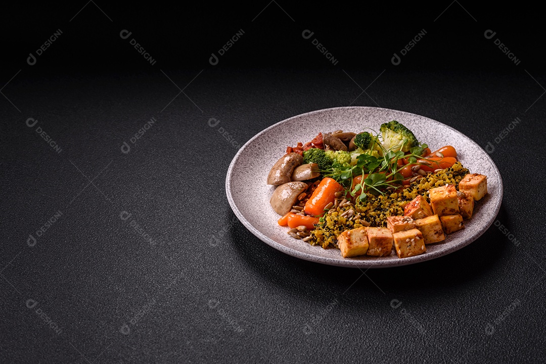 A imagem mostra um prato de comida saudável que parece ser uma salada de quinoa ou buddha bowl.