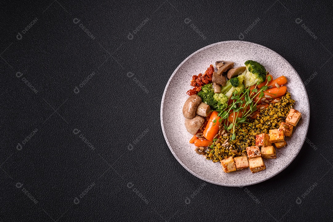 A imagem mostra um prato de comida saudável que parece ser uma salada de quinoa ou buddha bowl.
