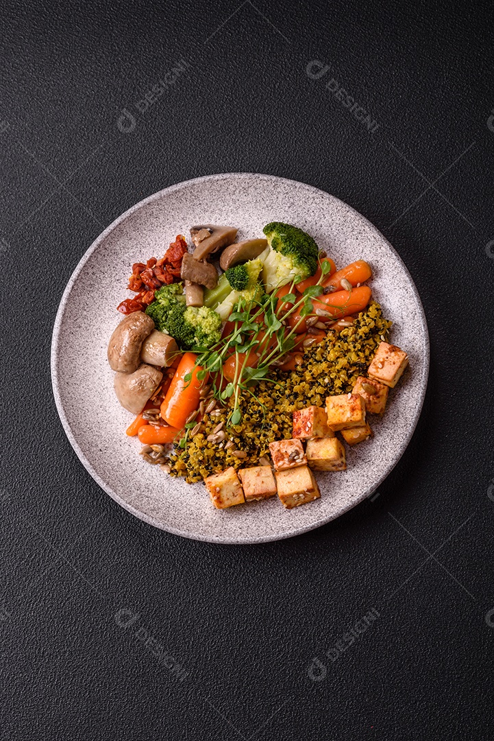 A imagem mostra um prato de comida saudável que parece ser uma salada de quinoa ou buddha bowl.
