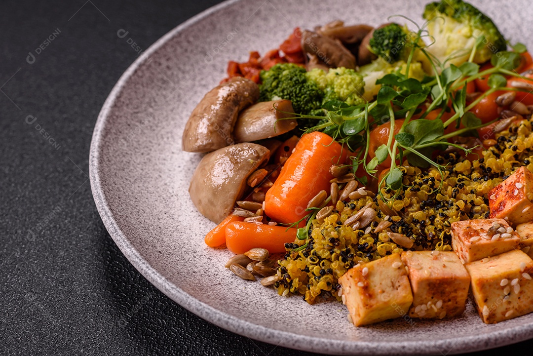 A imagem mostra um prato de comida saudável que parece ser uma salada de quinoa ou buddha bowl.