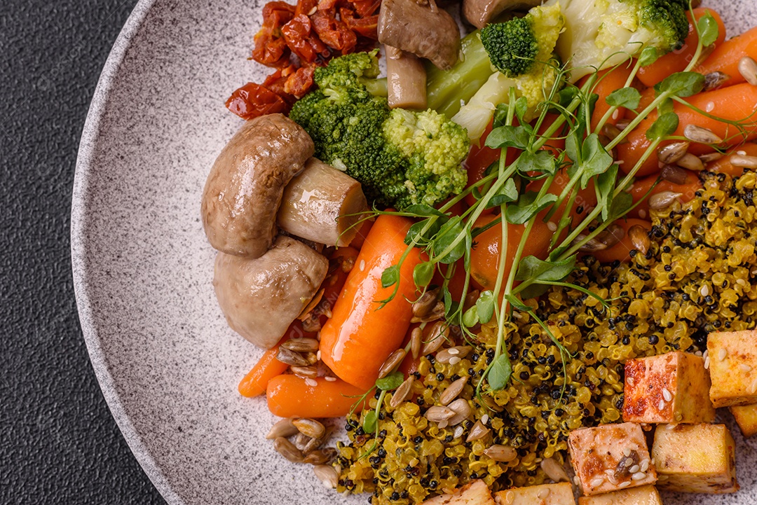 A imagem mostra um prato de comida saudável que parece ser uma salada de quinoa ou buddha bowl.